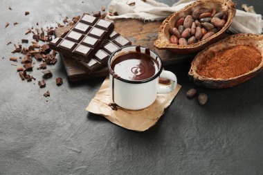 Esmer arka planda erimiş çikolata içeceği. Sıcak içecek.. 