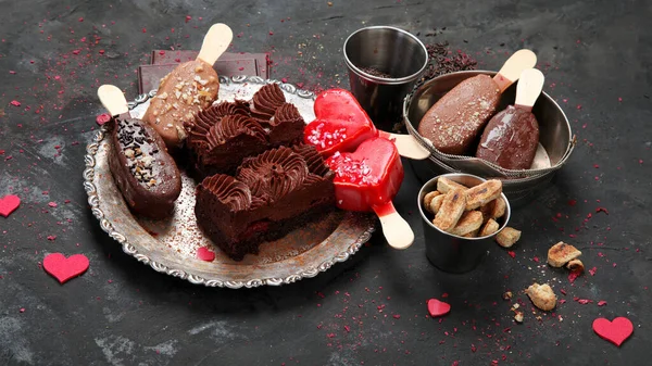 Koyu Arkaplanda Çikolatalı Tatlılar Tatlı Masası — Stok fotoğraf