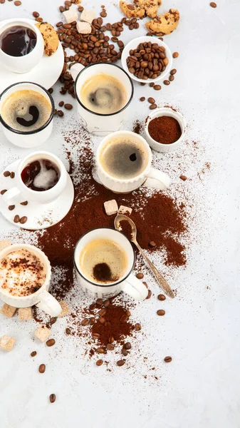 Hafif Arka Planda Kahve Fincanı Çeşitleri Modern Kahvaltı Konsepti Üst — Stok fotoğraf
