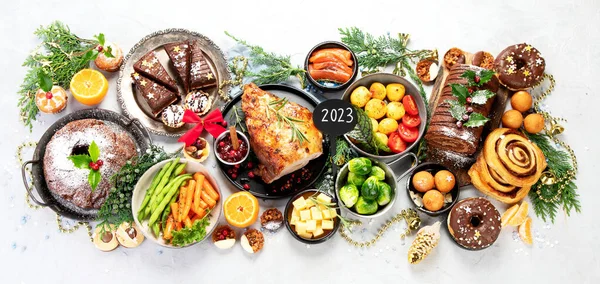Delicious Christmas Themed Dinner Table Roasted Meat Potato Appetizers Desserts — Stock fotografie
