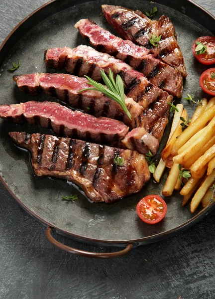 Beef Steak Meat Tomato French Potatoes Dark Plate Grey Background — Foto de Stock