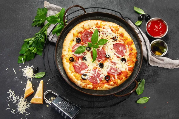 Freshly Baked Pepperoni Pizza Dark Background Tasty Homemade Food Concept — Stockfoto