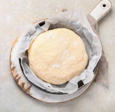 Tarafsız arka planda bir kasede çiğ hamur tatlısı. Ev yapımı biyolojik gıda konsepti. Üst görünüm