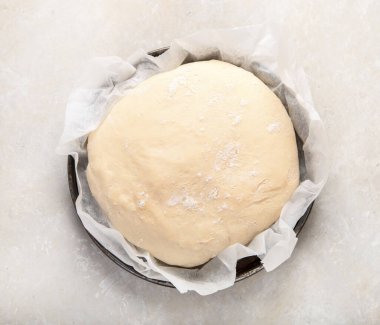 Tarafsız arka planda bir kasede çiğ hamur tatlısı. Ev yapımı biyolojik gıda konsepti. Üst görünüm, alanı kopyala