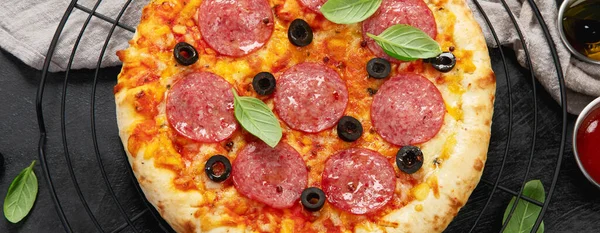 Świeżo Upieczona Pizza Pepperoni Ciemnym Tle Smaczne Domowe Jedzenie Widok — Zdjęcie stockowe