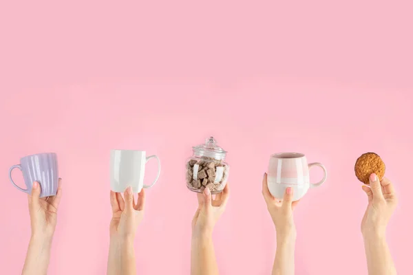 Armen Omhoog Geheven Met Koffiekopje Roze Achtergrond Concept Foto Vooraanzicht — Stockfoto