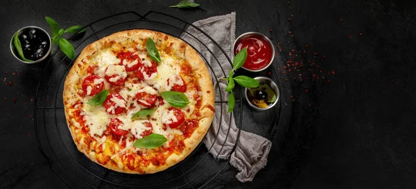 Vers Gebakken Pizza Donkere Achtergrond Lekker Zelfgemaakt Voedselconcept Bovenaanzicht Kopieerruimte — Stockfoto