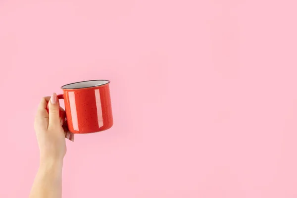 Ręce Górę Trzymając Filiżankę Kawy Różowym Tle Koncepcja Zdjęcia Widok — Zdjęcie stockowe
