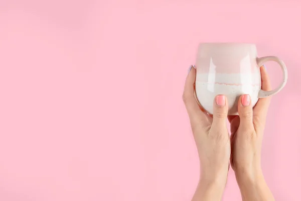 Arme Die Höhe Gereckt Kaffeetasse Auf Rosa Hintergrund Konzeptfoto Frontansicht — Stockfoto