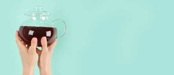 Arme Die Höhe Gereckt Teetasse Auf Grünem Hintergrund Konzeptfoto Frontansicht — Stockfoto