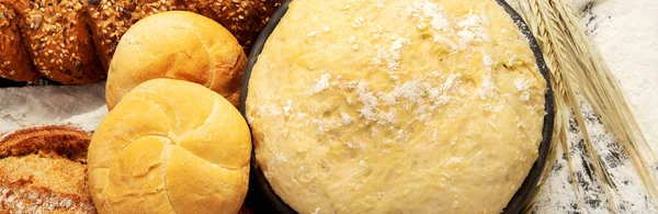 暗い背景にパンの品揃え 新鮮な自家製ペストリー トップビュー パノラマ — ストック写真