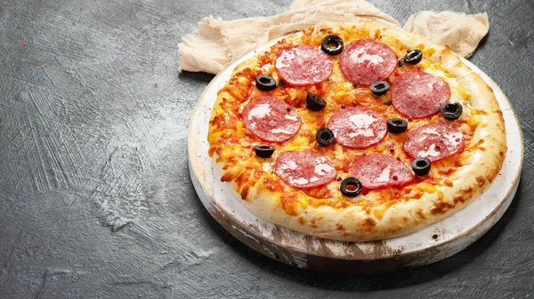 Pizza Pepperoni Recém Assada Fundo Escuro Conceito Comida Caseira Saborosa — Fotografia de Stock