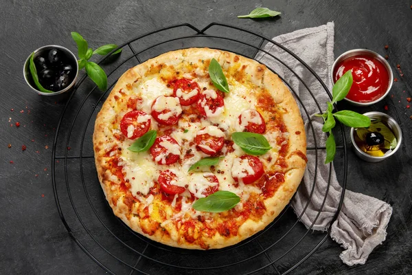 Vers Gebakken Pizza Donkere Achtergrond Lekker Zelfgemaakt Voedselconcept Bovenaanzicht — Stockfoto