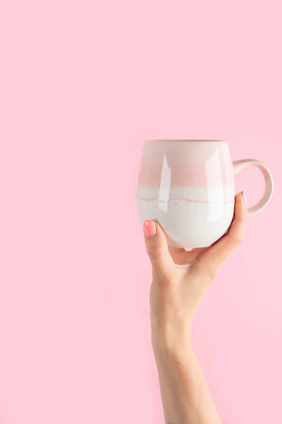 Bras Levés Tenant Une Tasse Café Sur Fond Rose Photo — Photo