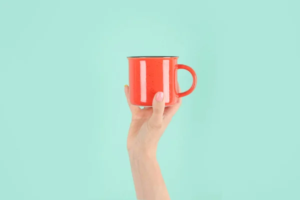 Brazos Levantados Sosteniendo Taza Sobre Fondo Verde Fotografía Conceptual Vista —  Fotos de Stock