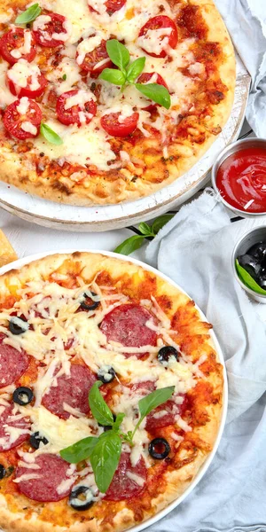 Vers Gebakken Pizza Donkere Achtergrond Lekker Zelfgemaakt Voedselconcept Bovenaanzicht — Stockfoto