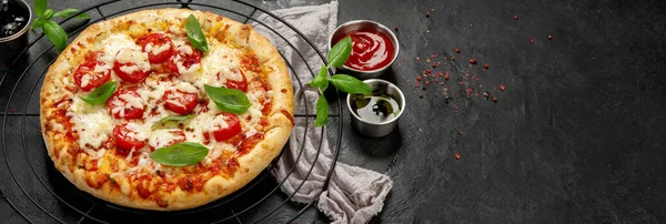 Vers Gebakken Pizza Donkere Achtergrond Lekker Zelfgemaakt Voedselconcept Kopieerruimte Panorama — Stockfoto