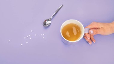 Arka planda Suagr yerine geçen çay fincanı. Sağlıklı beslenme kavramı. Üst görünüm, alanı kopyala