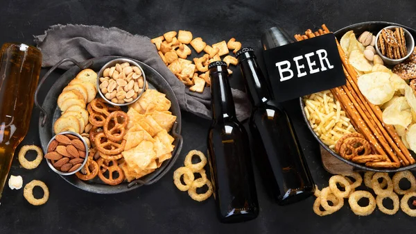 Assortiment Van Bier Zoute Snacks Donkere Achtergrond Feestvoedsel Concept Bovenaanzicht — Stockfoto