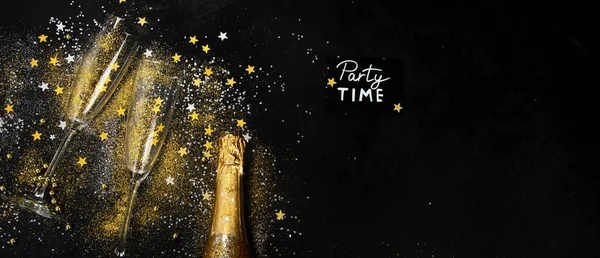 Karanlık Arka Planda Bir Bardak Şampanya Şişe Geleneksel Festival Zamanı — Stok fotoğraf