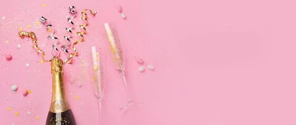 Garrafa Champanhe Com Confete Sobre Fundo Rosa Decoração Férias Streamers — Fotografia de Stock