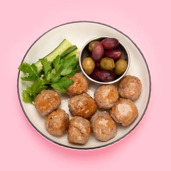 ギリシャのミートボールは色の背景に保存されました 伝統的な食べ物 創造的な写真の概念 トップビュー コピースペース — ストック写真
