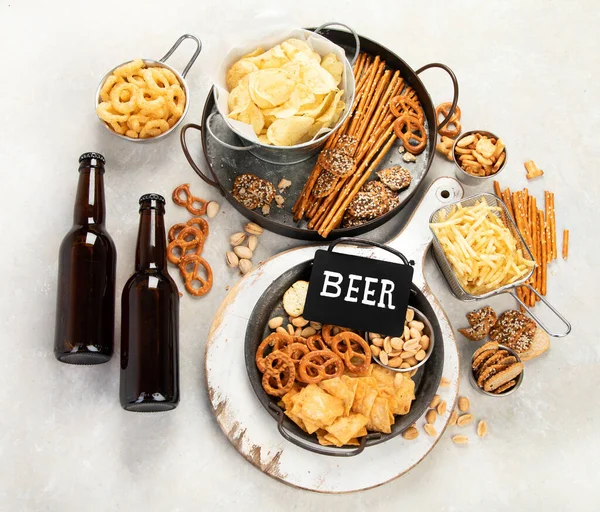 Hafif Arka Planda Çeşitli Bira Tuzlu Atıştırmalıklar Parti Yemeği Konsepti — Stok fotoğraf