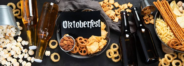 Sortimento Cerveja Lanches Salgados Fundo Escuro Conceito Comida Para Festas — Fotografia de Stock