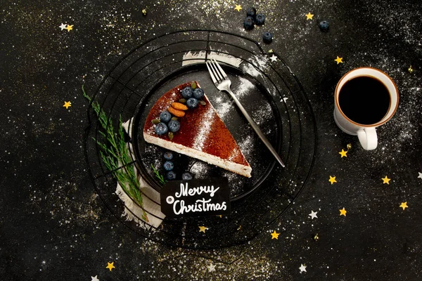 Weihnachtskuchenscheibe Auf Dunklem Hintergrund Traditionelles Dessert Zur Festtagszeit Ansicht Von — Stockfoto