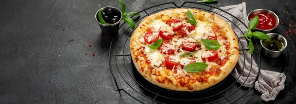 暗い背景に焼きたてのピザ おいしい自家製食品のコンセプト パノラマ コピースペース — ストック写真
