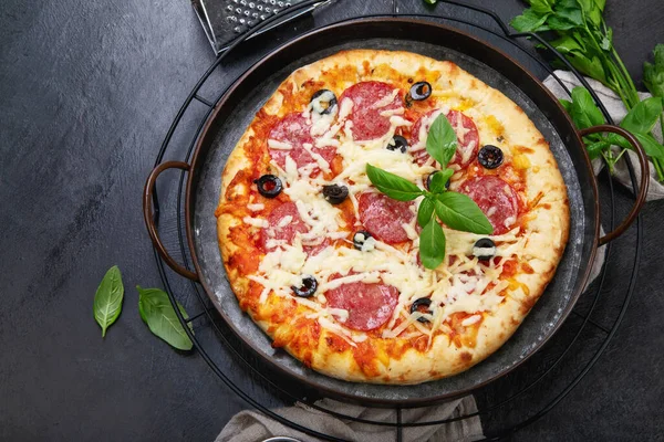 Freshly Baked Pepperoni Pizza Dark Background Tasty Homemade Food Concept — Fotografia de Stock