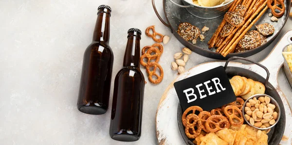 Assortiment Van Bier Zoute Snacks Lichte Ondergrond Feestvoedsel Concept Bovenaanzicht — Stockfoto