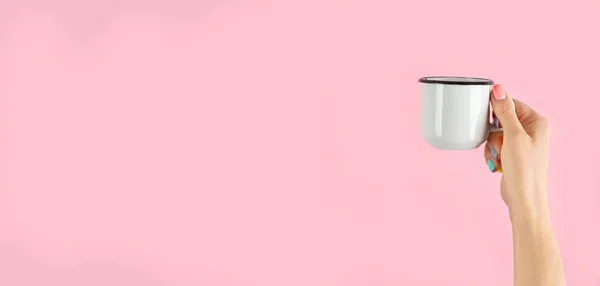 Armen Omhoog Geheven Met Koffiekopje Roze Achtergrond Concept Foto Vooraanzicht — Stockfoto
