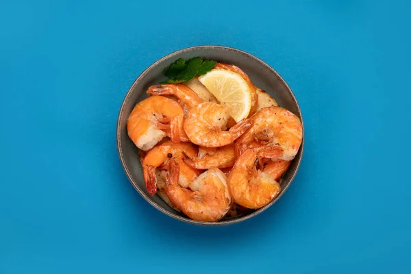 颜色背景上的小虾 传统食物 创意摄影概念 顶部视图 复制空间 — 图库照片