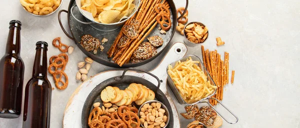 Sortimento Cerveja Lanches Salgados Fundo Claro Conceito Comida Para Festas — Fotografia de Stock