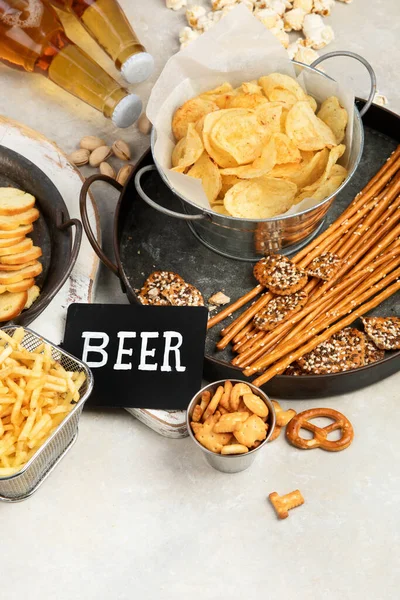 Assortiment Van Bier Zoute Snacks Lichte Ondergrond Feestvoedsel Concept Bovenaanzicht — Stockfoto