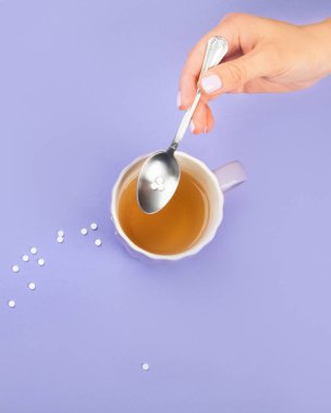 Arka planda Suagr yerine geçen çay fincanı. Sağlıklı beslenme kavramı. Üst görünüm, alanı kopyala