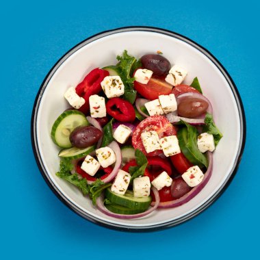 Renkli Yunan salatası. Geleneksel yemek. Yaratıcı fotoğraf konsepti. Üst görünüm, alanı kopyala