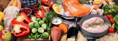 Karanlık arka planda sağlıklı yiyecek seçimi. Detoks ve temiz diyet konsepti. Yüksek miktarda vitamin, mineral ve antioksidan içeren yiyecekler. Yaş karşıtı yiyecekler. Üst Manzara. Panorama.