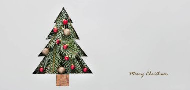 Mutlu Noeller ve mutlu bayramlar tebrik kartı. Noel ağacı. Kış tatili teması. Üst görünüm, düz görünüm, kopyalama alanı, panorama, pankart