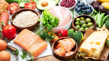 Hafif arka planda sağlıklı yiyecek çeşitleri. Diyet kavramı. 