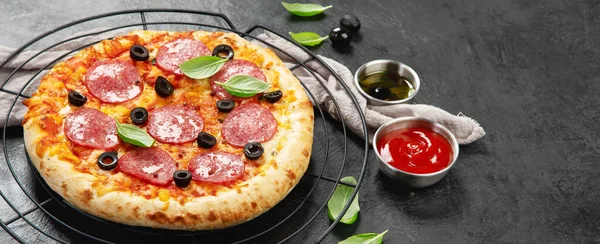 Świeżo Upieczona Pizza Pepperoni Ciemnym Tle Smaczne Domowe Jedzenie Panorama — Zdjęcie stockowe