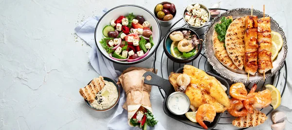 Řecké Jídlo Pozadí Meze Gyros Souvlaki Ryby Pita Řecký Salát — Stock fotografie