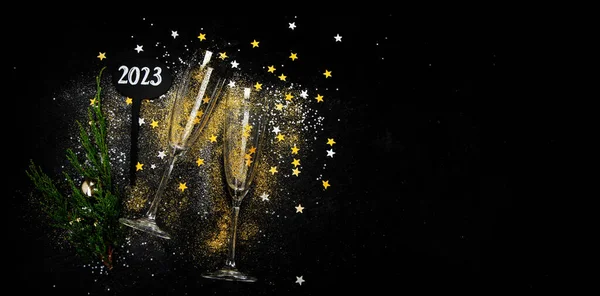 Twee Champagneglazen Kerstversiering Een Zwarte Achtergrond Gelukkig Nieuwjaarsfeest Bovenaanzicht Panorama — Stockfoto
