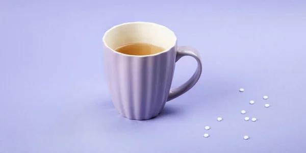 Tasse Tee Mit Süßstoff Vorhanden Künstlicher Zucker Auf Violettem Hintergrund — Stockfoto