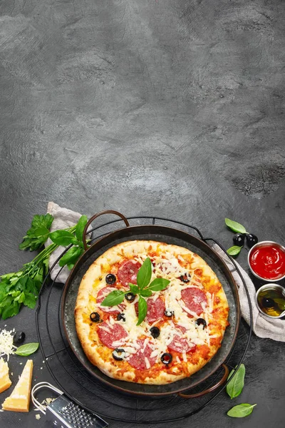 Freshly Baked Pepperoni Pizza Dark Background Tasty Homemade Food Concept — Fotografia de Stock