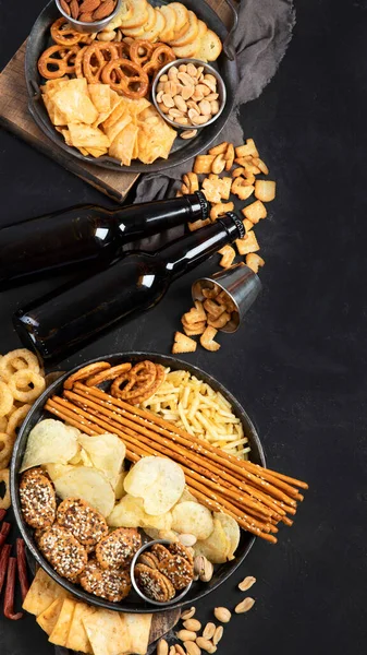 Sortimento Cerveja Lanches Salgados Fundo Escuro Conceito Comida Para Festas — Fotografia de Stock