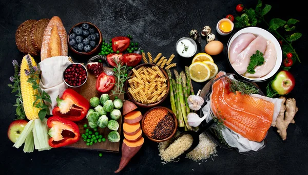 暗い背景に健康食品の選択 デトックスときれいな食事のコンセプト ビタミン ミネラル 抗酸化物質が多い食品 アンチエイジング食品 トップ表示 — ストック写真