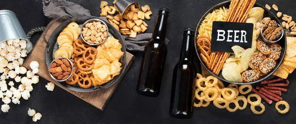 Sortimento Cerveja Lanches Salgados Fundo Escuro Conceito Comida Para Festas — Fotografia de Stock