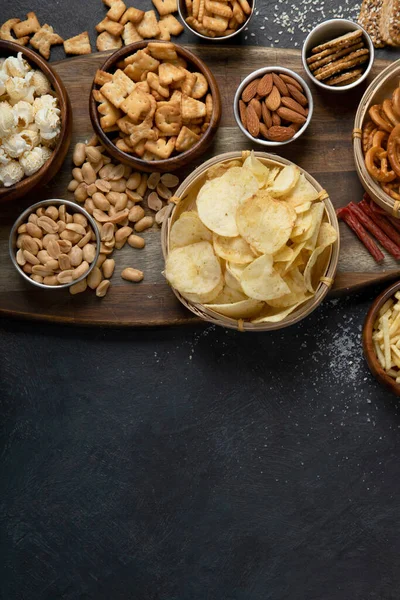 Sortimento Lanches Salgados Fundo Escuro Conceito Comida Para Festas Vista — Fotografia de Stock